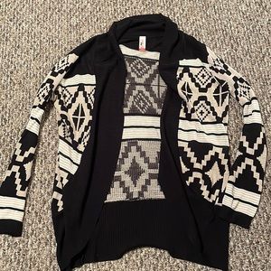 No boundaries cardigan size large. Tan and black geometric patterns.